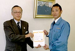 写真:登録証授与